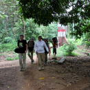 Etter 45 minutters gange er reisefølget framme ved landsbyen Demini. Publisert 04.05 2013. Handoutbilde fra Det kongelige hoff. Bildet er kun til redaksjonell bruk - ikke for salg. Foto: Rainforest Foundation Norway / ISA Brazil.